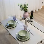 Pearl Residences - Stylish & Private Garden House - Near & Center