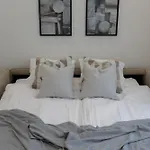 Pearl Residences - Stylish & Private Garden House - Near & Center *