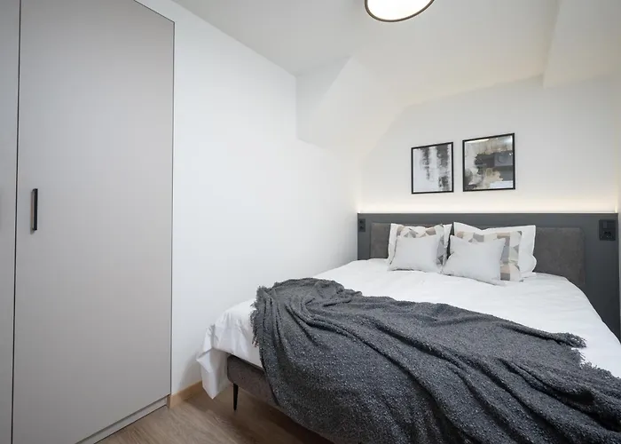 Pearl Residences - Stylish Apartments & Private Garden House - Near Beach & Center *