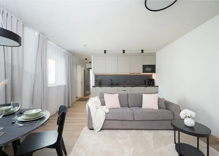 Pearl Residences - Stylish Apartments & Private Garden House - Near Beach & Center